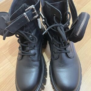 Designer’s inspired boots. Very stylish and comfortable. Pristine condition